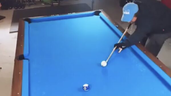 Snookerkoning demonstreert zijn nieuwste trickshot
