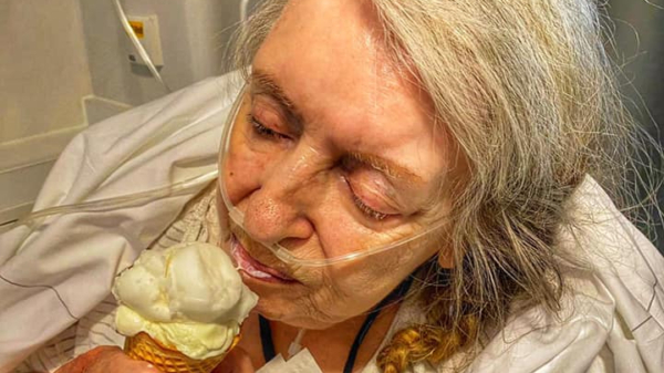 Ambulancemedewerkers Rotterdam laten laatste wens van bejaarde dame uitkomen: een ijsje