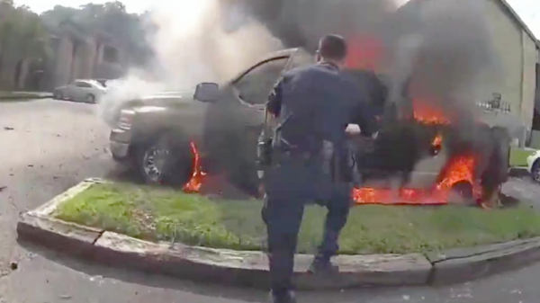 Amerikaanse politiehelden redden bewusteloze man uit brandende auto