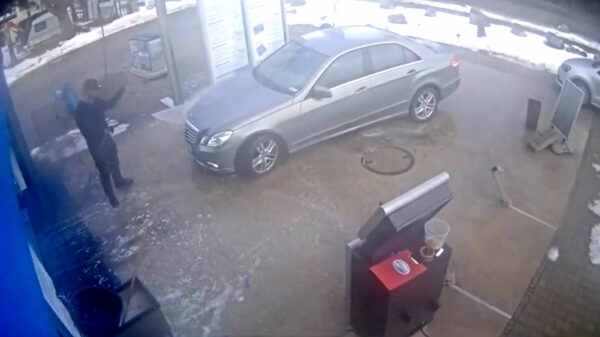 Opa heeft haast en doet een speedrun in de wasstraat om de hoek