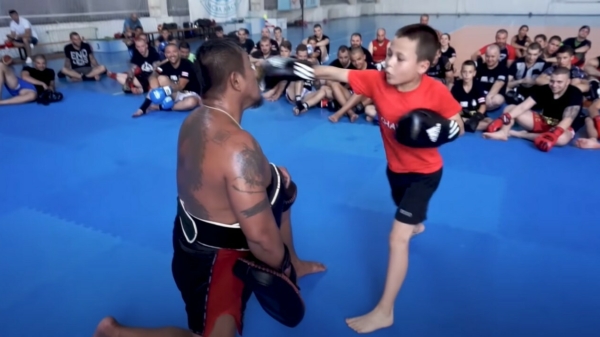 Muay Thai-trainer Ajarn Gae leert koters niet bang te zijn je tegenstander te slaan