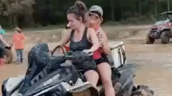 Wat kan er misgaan met twee vrouwen die op een quad een plas in rijden?