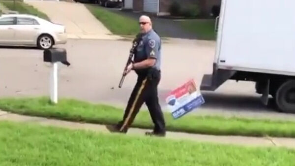 Slotenmaker krijgt politie met AR15's op zijn dak