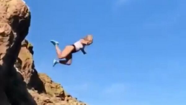 Grietje maakt pijnlijke bellyflop als ze het water in wil springen