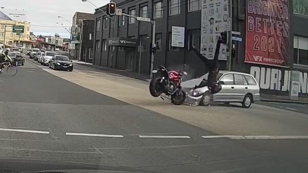 Dashcam filmt motorrijder die hard wordt geschept door automobilist