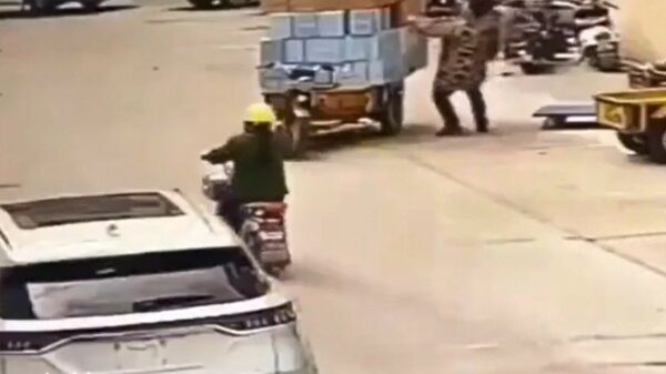 Cowboy klust doordeweeks wat bij om rond te komen