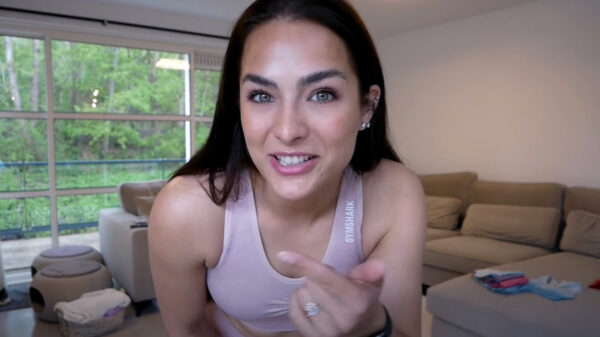 Nochtli nodigt ons uit om wat yogabroeken en bikini's te passen