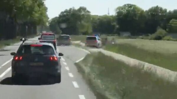 Vluchtende autojatter in het Twentse Beckum door politie in de sloot geduwd