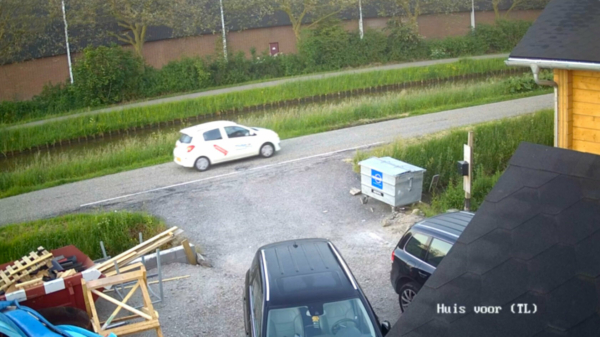 DOH! Vrouwen rijden bij Naaldwijk de greppel in tijdens uitwijken voor vrachtwagen