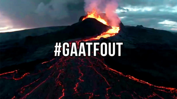 Laagvliegende drone stort in uitbarstende IJslandse vulkaan Fagradalsfjall