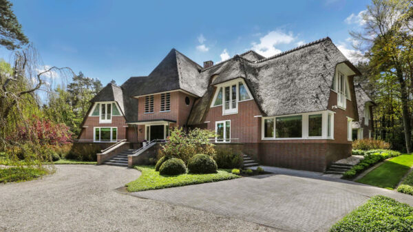 Superdikke keet met vet zwembad en thuisbioscoopje kopen? Dat is dan €4.700.000,-