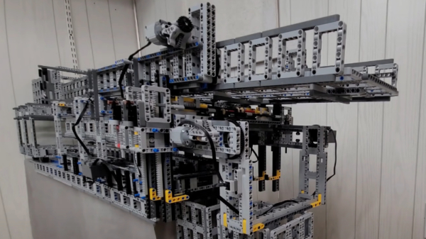 LEGO-eindbaas knutselt een complete bruggenbouwmachine in elkaar