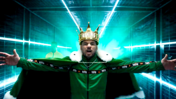 Hakkende Wesley Sneijder in een jaren 90 sausje is de nieuwe Koning Toto!