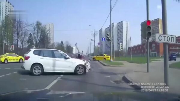 Wielrenner komt erachter waarom je niet door rood moet fietsen