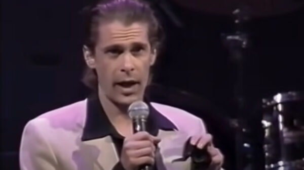 Web classic: Hans Teeuwen gaat ouderwets los tijdens de uitvaart van Herman Brood