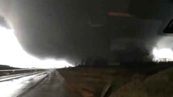 Man blijft ijzig kalm als hij wordt 'overreden' door een enorme tornado
