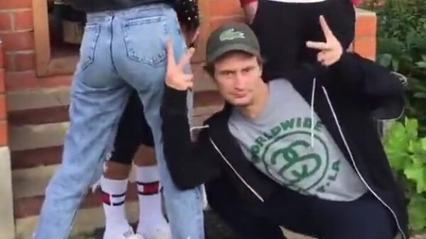 Russische pestkop maakt op een pijnlijke manier kennis met moedertje Karma