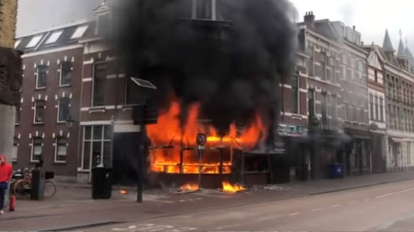 Explosie veroorzaakt flinke brand in NY Pizza aan de Nobelstraat te Utrecht