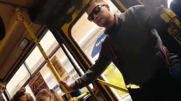 Rus haat zonnebrillen en rost daarom medereiziger de trein uit