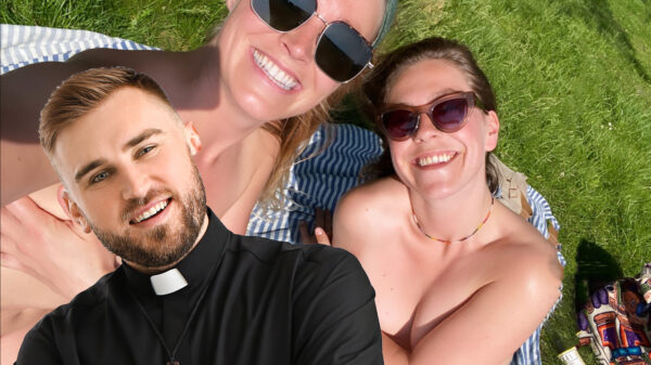 Topless Geraldine Kemper geniet met vriendin van het zomerse zonnetje