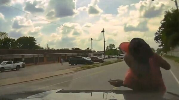 Voetganger wordt ondersteboven gereden door ome agent