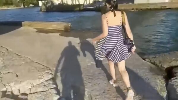 Nadat Motya haar telefoon laat vallen gaat het van kwaad tot erger