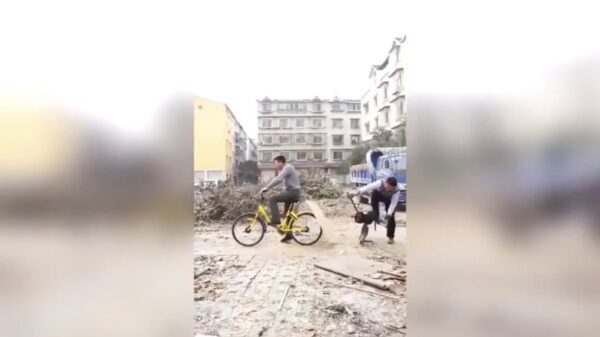 Aziaten testen eerste versie van hun carbid-aangedreven raketfiets!