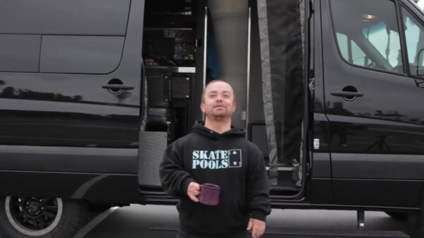 Wee Man heeft zijn huis verkocht en woont full-time in een busje