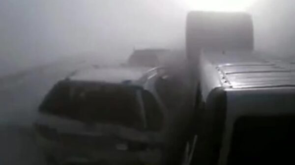 Waarom je tijdens mist beter niet op volle snelheid door kunt jakkeren