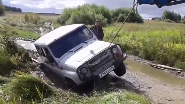 Lostrekken van gestrande auto verloopt niet geheel volgens plan