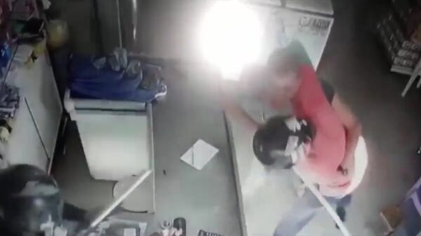 Winkelier werkt overvallers met bezemsteel de deur uit