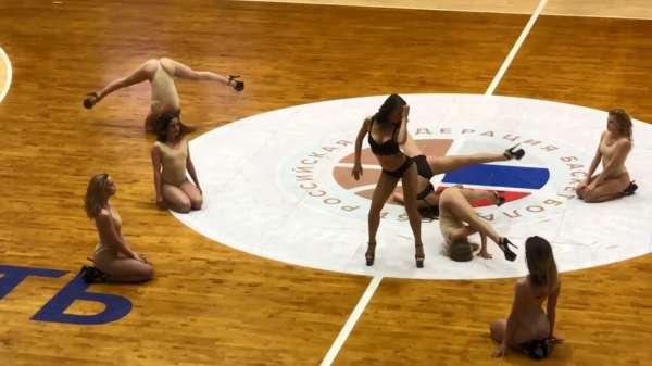 Russische dansmariekes vermaken het publiek tijdens basketbalwedstrijd