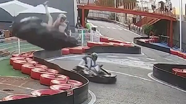 Josje Verstappen vliegt tijdens het karten met een flikflak de baan uit