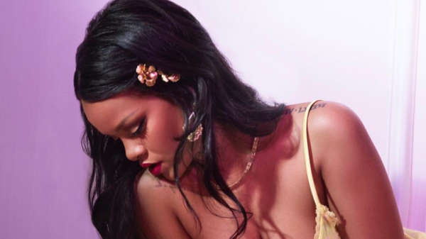 Rihanna promoot haar eigen lingerielijn door zelf model te staan