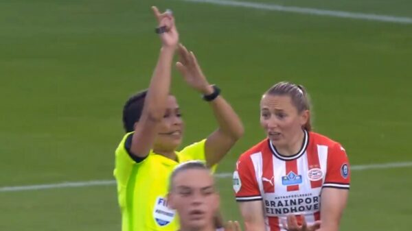 PSV-verdedigster die voor hands appelleert krijgt penalty tegen wegens hands