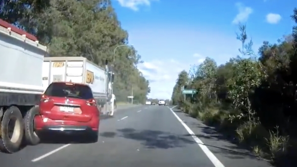 Onoplettende Aussie gooit zijn auto tussen een vrachtwagen en z'n oplegger