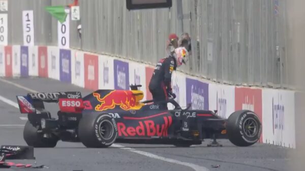 NOOO! Max Verstappen vanaf P1 de vangrail in dankzij klapband