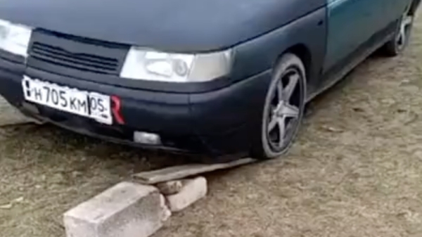 Russische automonteurs hebben ingenieuze manier om toch te kunnen sleutelen