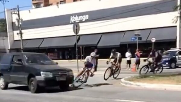 Groepje wielrenners bijna overhoop gereden door Braziliaanse verkeershufter