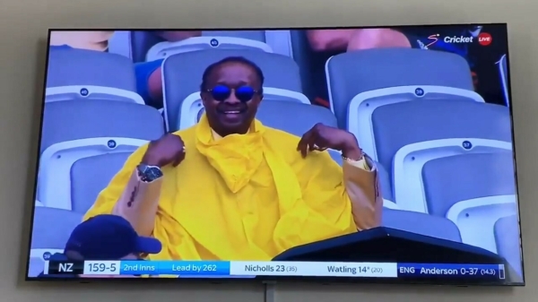 Leeghoofd heeft ruzie met zijn regenjas tijdens een cricketwedstrijd