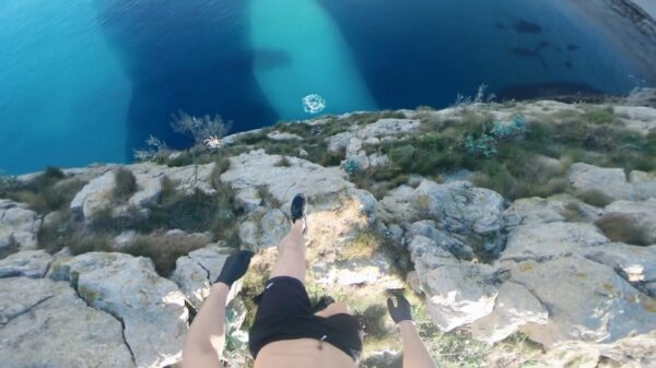 Waaghals springt van de 61 meter hoge 'Durdle Door' natuurbrug