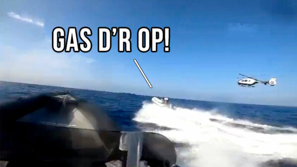 Drugssmokkelaars vliegen overboord tijdens achtervolging met politie