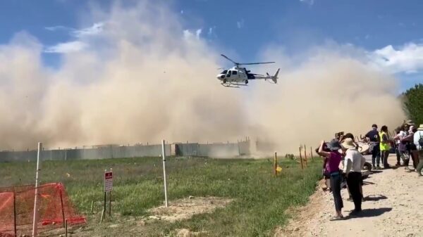 Demonstranten verjagen gaat echt verdomde makkelijk met een helikopter
