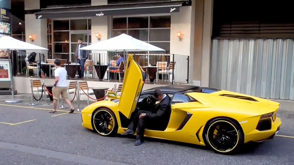 Uit de oude doos: parkeerwachter worstelt om in een Lamborghini Aventador te stappen