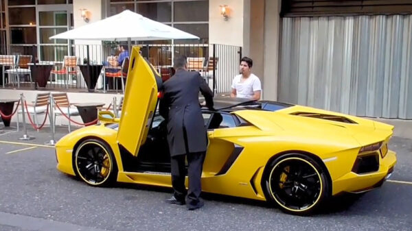 Uit de oude doos: parkeerwachter worstelt om in een Lamborghini Aventador te stappen