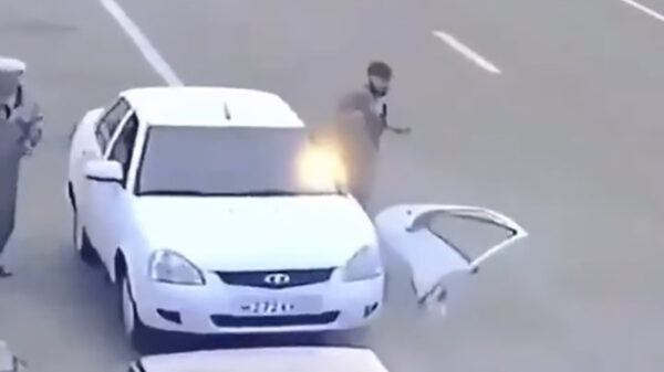 Skoften overlevingstip #36: check altijd je buitenspiegel bij het uitstappen