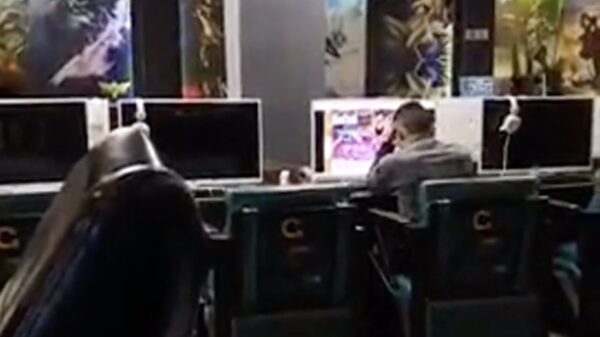 Jezelf een migraine meppen omdat je weer vieze filmpjes aan het kijken bent