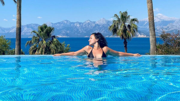 Temptation Angela doet een aantal bijzonder prettige bikinidansjes