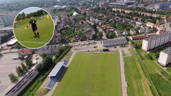 Poolse parachutespringer maakt noodlanding op voetbalveld, krijgt geel