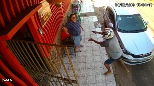 Falende overvaller pakt de verkeerde en moet rennen voor zijn leven